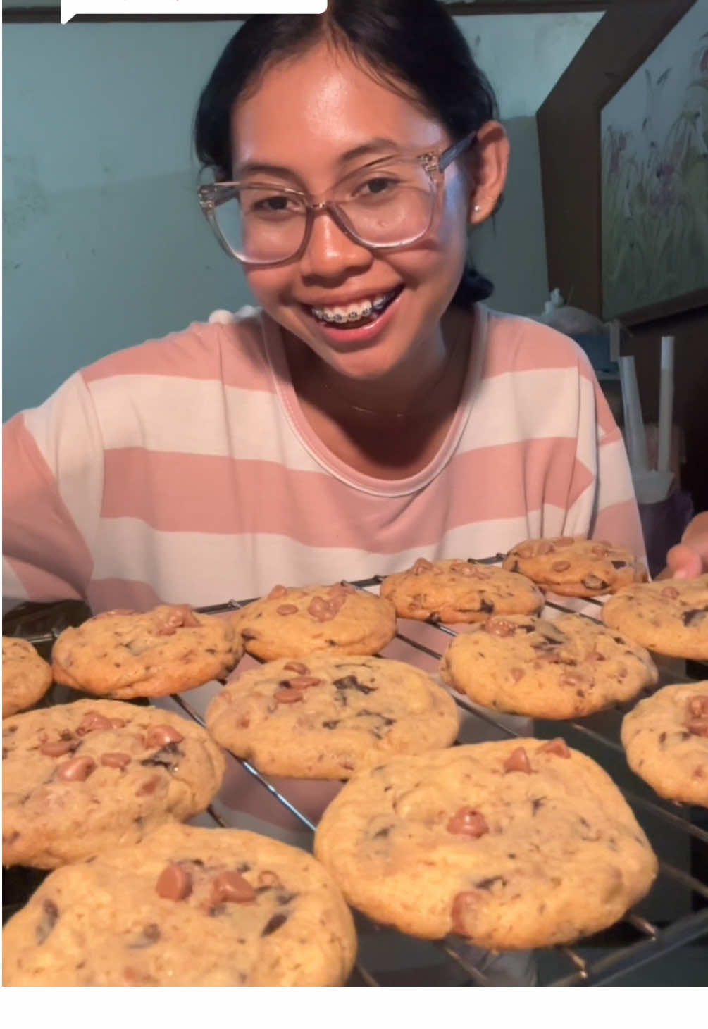 Replying to @Cegil✨🍭 Chocolate Chip Cookies🍪 Inihhh aku spill ya resepnya, met baking buat pacar kaliann! Bentuk, gula, isian coklat, bisa disesuaiin sama selera kalian yaww💓 120g butter (unsalted) 80g brown sugar 90g gula pasir 1 telur 1/4sdt perisa vanilla 200g tepung terigu 1/2sdt baking soda 1/2sdt baking powder Sejumput garem Dark chocolate (colatta) Milk choco chip (ceres) Sebelum dibentuk, adonan bisa dikulkasin dulu 30 menit-1 jam. Oven 180C api atas bawah 13-15 menit. #chocochipcookies #resepcookies #baking 
