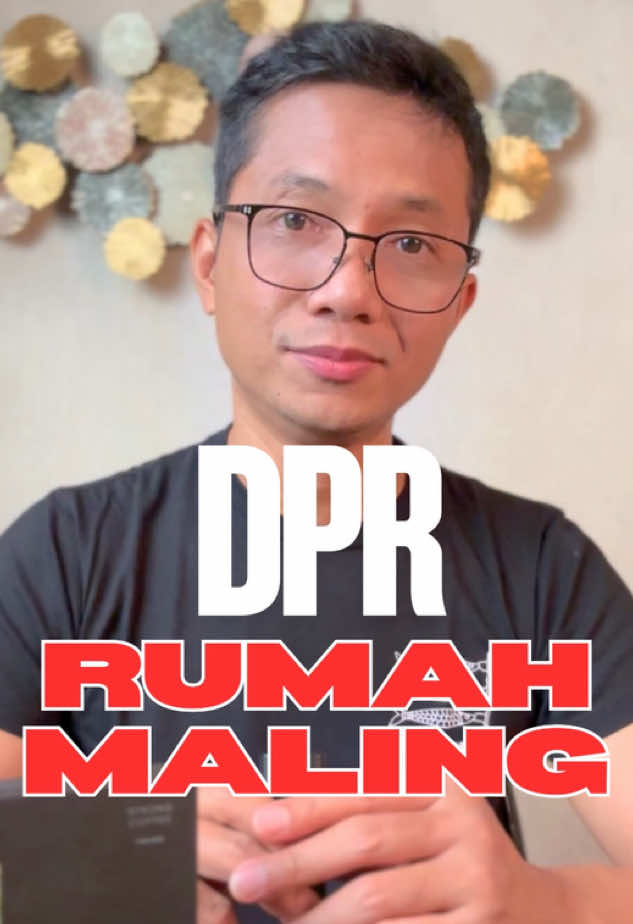 Dinasti maling makin jelas wujudnya. Suami maling duit rakyat Rp49,5 Miliar, istrinya joget kayak biduan di kursi DPR 4 periode. Kita kemarin teriak 17+8 tuntutan rakyat, tapi ada satu yang kelewat: keluarga maling masih bebas nikmatin fasilitas politik dan uang kita. Nih datanya jelas, harta Sadarestuwati tembus Rp38 Miliar lebih. Yang mestinya malu malah joget, yang mestinya introspeksi malah pamer harta. Bro… selama keluarga maling masih bisa pesta di DPR, kita bukan lagi ditipu—tapi ditampar, diinjak, terus disuruh tepuk tangan. Dinasti maling: satu maling duit, satu lagi biduan maling kursi DPR. @Angga Jonia  #hinggapagi #kopihinggapagi 