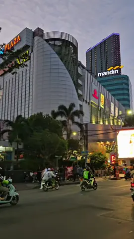 Wayah e nikmati sore Surabaya -Tunjungan Plaza #fyp #surabaya #surabayatiktok #fypage #fyppppppppppppppppppppppp 