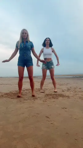 Shuffling to such a beautiful song with the lovely @nat.shuffles ❤️ #shuffle #shuffledance #beachshuffles #dance 