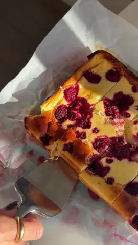 High protein berry vanilla cheesecake 🍰 200g cottage cheese  1 cup plain yoghurt  2 eggs  1/4 cup maple syrup  1/4 cup cornflour 1 tsp vanilla bean paste  3/4 cup frozen raspberries  Preheat oven to 160C and line a 20 x 15cm dish with baking paper. Place all ingredients except for raspberries in a blender. Blend until smooth and pour dish. Scatter over raspberries and place in oven. Bake for 40-45 mins or until the centre is firm. Place in fridge for a few hours until cold. Slice and serve. #highprotein #cheesecake #dessert 