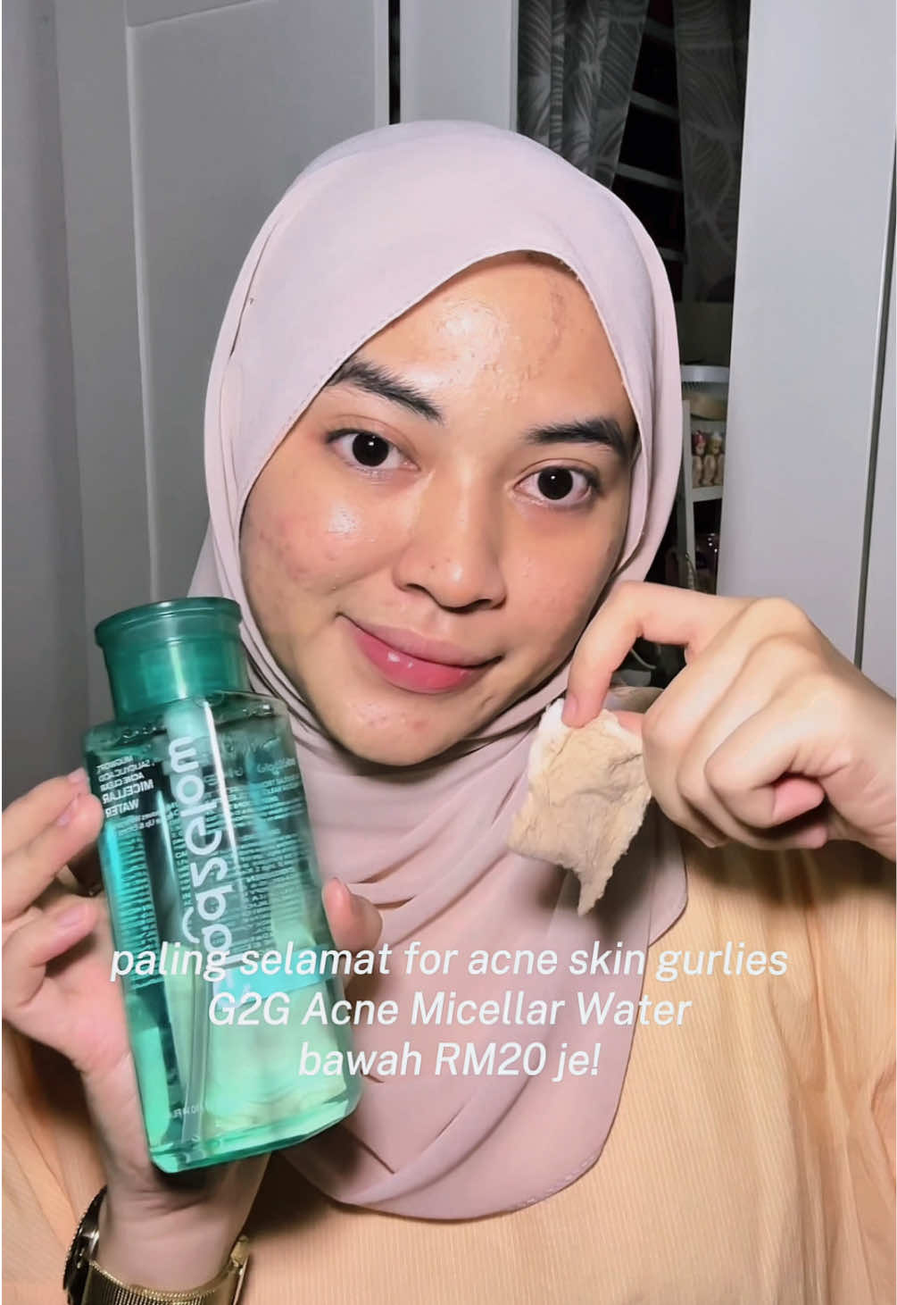 highly recommend this for sensitive skin! my skin tak rasa pedih langsunggg guna this G2G acne micellar water!! dah la murah also😭💗 #micellarwater #acneskin #glad2glow #glad2glowmicellarwater 