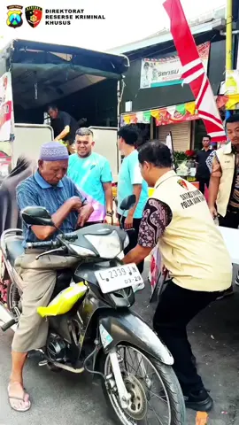 #Repost @ditkrimsusjatim Satgas Pangan Polda Jatim bersama Bulog Kanwil Jatim dan Kepala Pasar Pucang Anom melakukan pengecekan harga bahan pokok sekaligus menggelar Gerakan Pasar Murah pada Jumat (29/8). Warga pun antusias karena beras SPHP dijual hanya Rp11.000/kg, dengan stok mencapai 2 ton! Agar merata, setiap pembeli dibatasi maksimal 2 kemasan 5 kg. Hasil pengecekan di pasar menunjukkan harga beras medium masih sesuai HET yakni Rp13.500/kg, sementara di retail modern seperti Superindo Jemursari, beras premium dijual Rp14.700/kg. Kegiatan berlangsung tertib dan lancar hingga pukul 11.00 WIB. Pasar murah ini diharapkan mampu menekan harga sekaligus membantu masyarakat mendapatkan kebutuhan pokok dengan harga terjangkau. #ditreskrimsuspoldajatim #ketahananpangan #berasmurahsurabya #berasmurah 