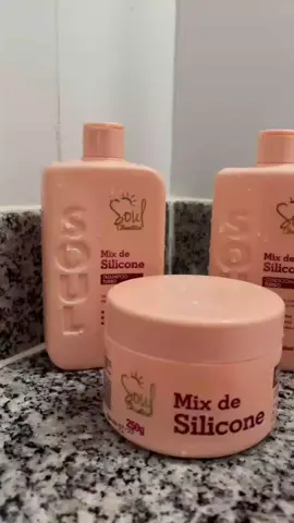 Meninas, olha esse lançamento da soul cosméticos 😍  É pura perfeição,deixa os cabelos super hidratados e com muito brilho,Estou apaixonada nessa linha ❤️ usada e aprovada 👍 entre em contato com a Cosmake._ e garanta o seu kit também. 👉 deixe eu quero nos comentários que te envio o link do grupo VIP 😜 #tiktok #soulcosmeticos #kit #todosostiposdecabelos #perfeicao 