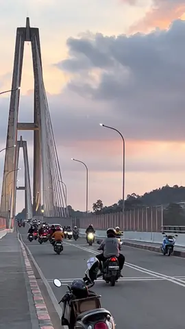 Samarinda dengan keindahannya🫣#jembatanmahkota2samarinda #samarinda #sunset #vibessanset🌅 #fypage #fypviralシ #viral #xybca #beranda 