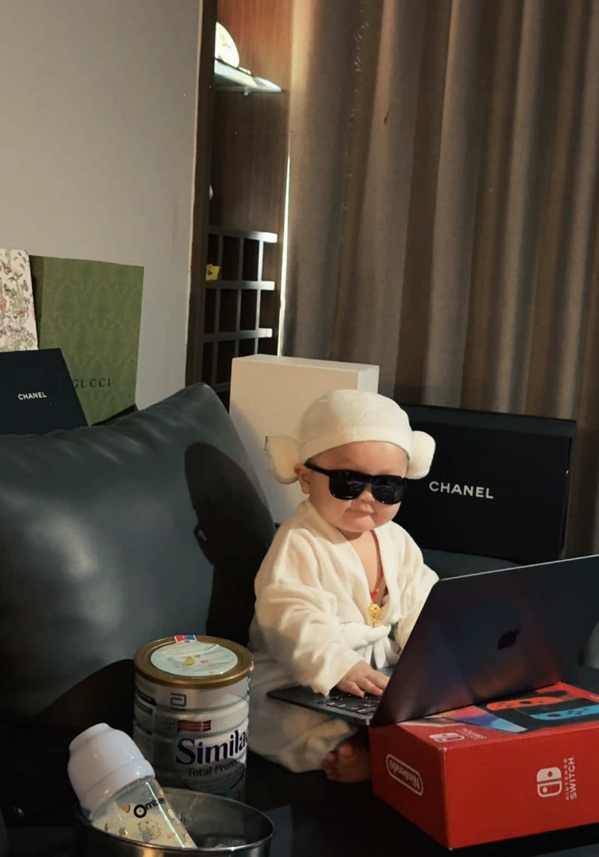 Nay mẹ Tin làm ngự trù của “Tổng tài” nhé 😝 #embe8months #similactotalprotection #embedangyeu #ombee #mevabe 