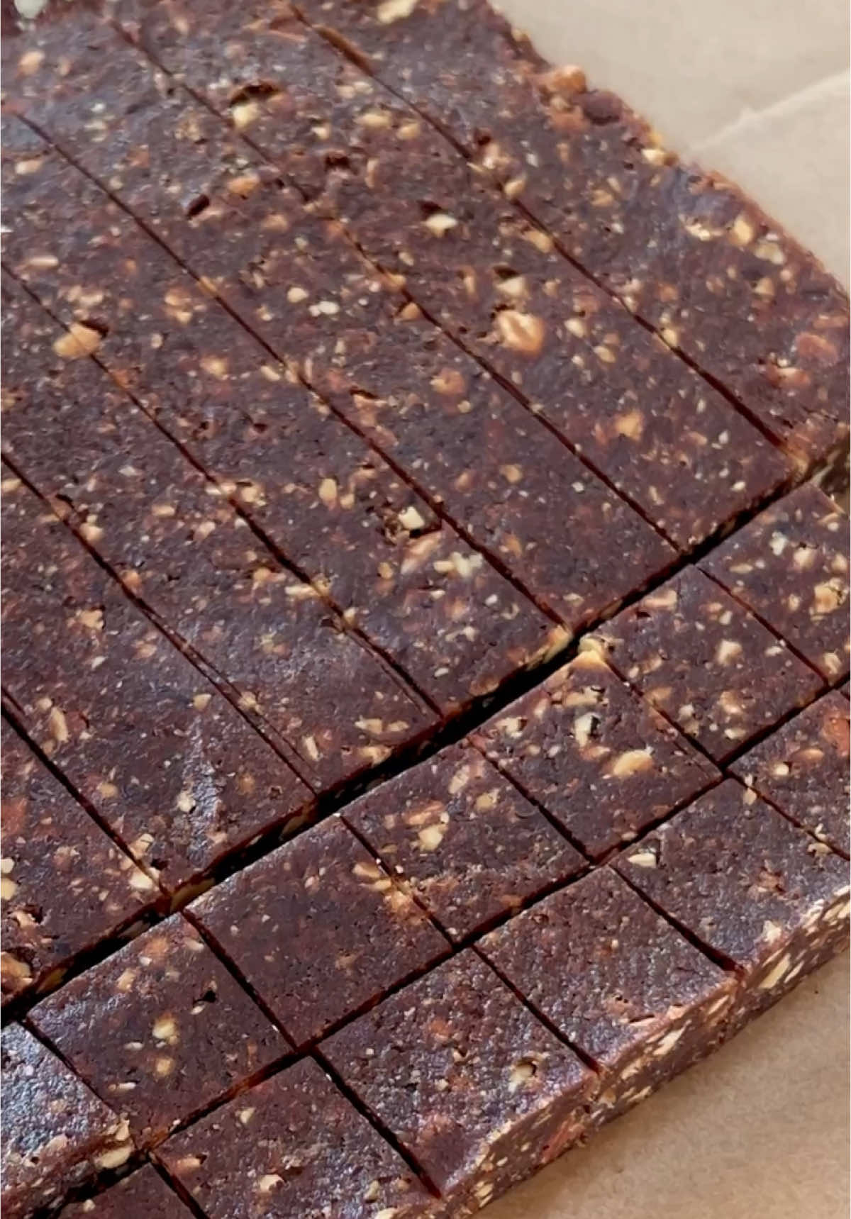 ריבועי תמרים מתובלים שבקלות אפשר להפוך לכדורי תמרים.  מתוק,  בריא עם מלא אגוזים וטחינה שמככב אצלי בריטריטים ובאירועים.  כשיש לי מספיק זמן אני שוקלת מהמסה 25 גרם ומגלגלת לכדורים. כשאני קצרה בזמן פשוט יוצרת קוביות תמרים.  מצרפת כאן את המצרכים-  1 ק״ג מחית תמרים 100% או תמרים מגולענים טחונים  100 גרם טחינה/חמאת בוטנים/חמאת שקדים 200 גרם אגוזים קלויים קצוצים גס, כל אגוז יעבוד כאן. אני השתמשתי באגוזי לוז ושקדים  תבלינים-קינמון, מעט ציפורן, מחית וניל, מעט אגוז מוסקט וקורט מלח  קקאו לציפוי.  מעבדים את כל החומרים יחד, מלבד הקקאו. משטחים ברינג בגודל 20/20 ס״מ. על תבנית עם נייר אפייה. מהדקים ומשטחים היטב. מקפיאים. לאחר ההקפאה מחלצים מהרינג וחותכים לקוביות קטנות. מצפים באבקת קקאו ושומרים במקפיא בקופסה אטמה.  רוצים מתכון כקובץ, כתבו לי ואשלח באהבה ❤️ #מבשלת #ריטריט #בריא #טעים #foryou #פוריו #בריאות 