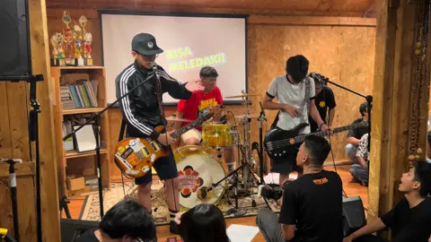 Ke Pasar Bareng Emak | Pagelaran musik di Studimo JM (Basecamp SLR) dalam rangka pra perilisan album “Bisa Meledak” dan ultah Mahes (vocal). Acara ini dihadiri beberapa teman dan saudara, dan alhamdulillah om Ferry Irwandy beserta istri juga hadir (terimakasih om). Maaf acara ini tidak ada moshing karena berlangsung di lantai 2 dan lantainya terbuat dari kayu, jadi kalo moshing rumah bisa ambruk 🤣🤣🤣 #sukseslancarrejeki #fypindo #viralindo #jawabarathits #kepasarbarengemak 