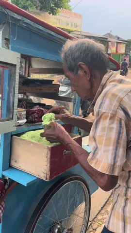 Gais yang biasa ketemu mbahnya minta tolong bantu larisin jualannya ya🥹🙏 Biasanya beliau lewat di depan perumahan polri jatirangga, mbahnya jualan kue putu sama kue klepon🙏 Semoga sehat selalu ya mbah😭😭🫶 #fyppppppppppppppppppppppp #pejuangrupiah #lansiapejuangnafkah #lansiahebat 
