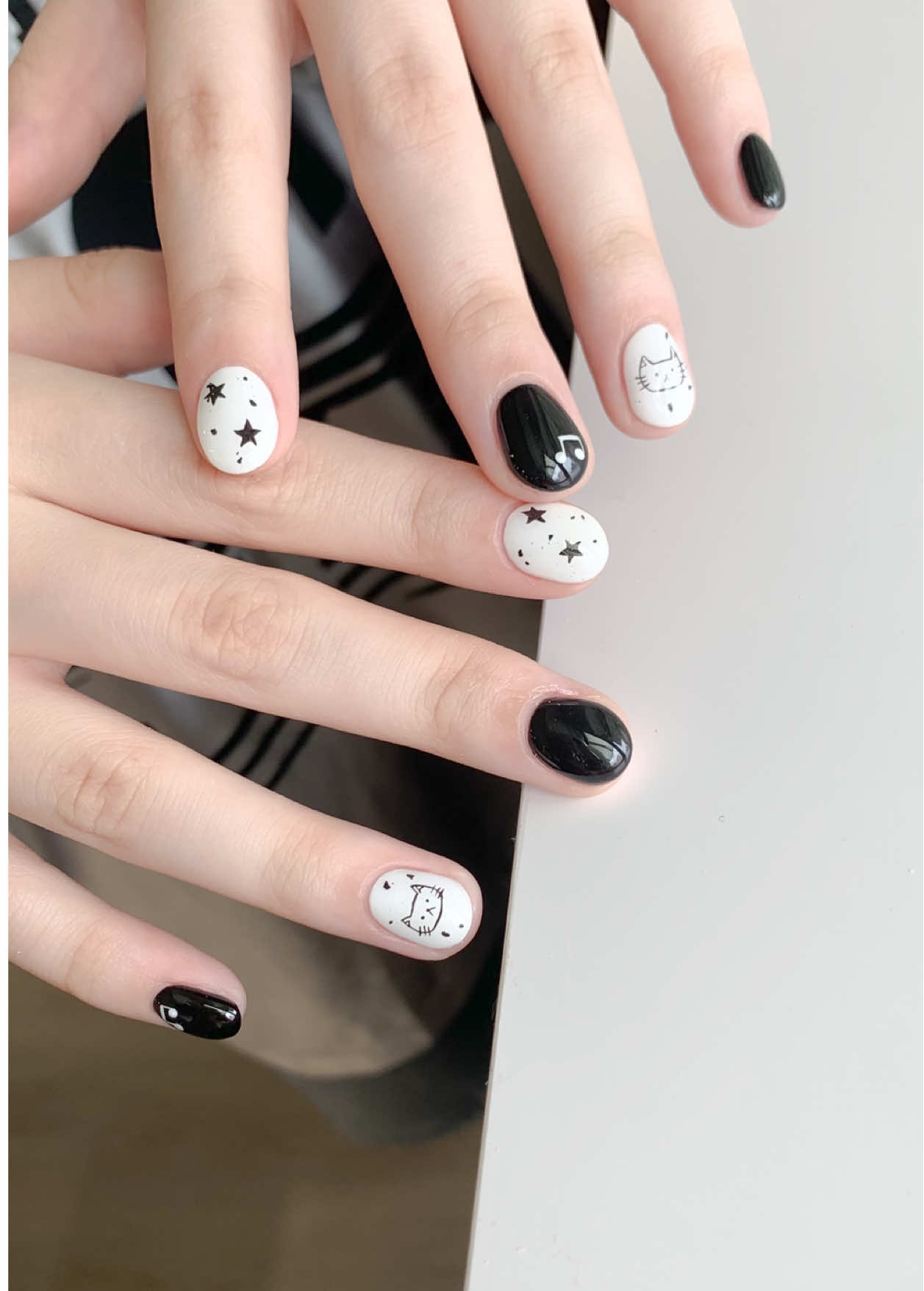 韓系手繪感＋貓咪塗鴉 隨性中藏不住的可愛感🐱 #貓咪美甲 #韓系美甲 #塗鴉風美甲 #插畫感美甲 #可愛系美甲  