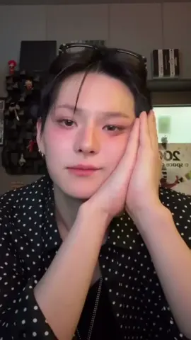 ライブ見に来てるトゥメちゃんが少なくて拗ねるヨシくん カメラ叩いておい！はやばい🥺最近のライブで毎回メンヘラタイムみたいなの入る気がするのは私の気のせいかな？？（思ったより見てる人少ない、って前回も言ってた気がする🥲コメント少ない＝みんな来てないって思っちゃうのかも） #トレジャー #treasure #ヨシ #yoshi 