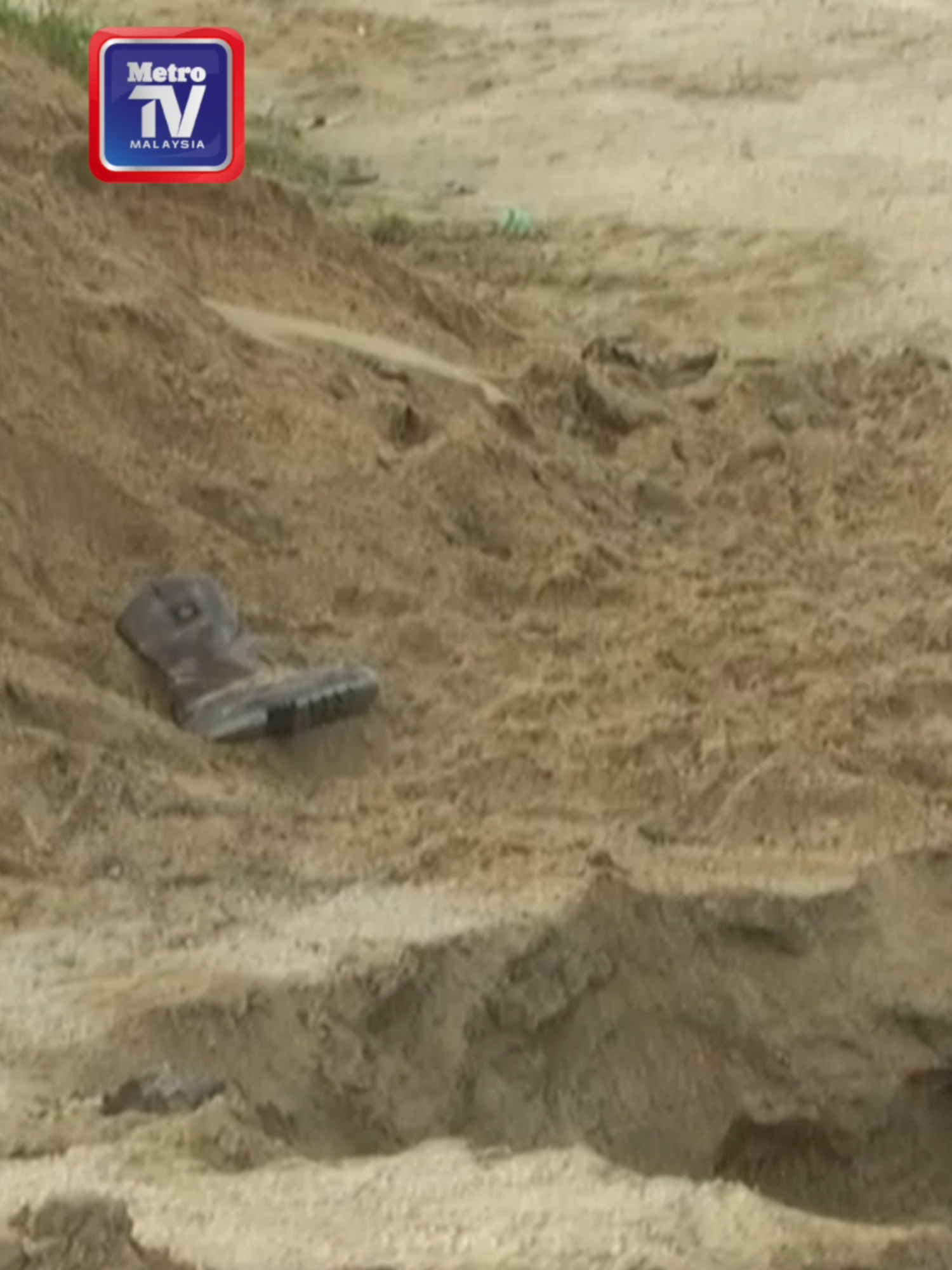 Pekerja kontrak Raja Daniel Iskandar Raja Teh Suhaimi yang maut tertimbus semasa kerja pengorekan tanah dan pemasangan paip di Kampung Teluk Kepayang, Bota Kiri, semalam, sempat meminta tolong sebanyak dua kali.