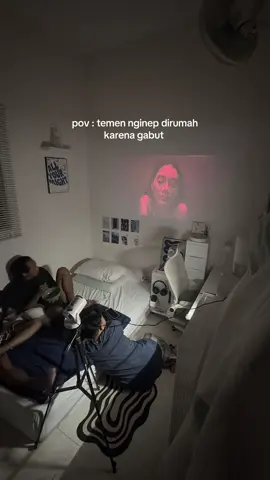 untung punya proyektor ini jadi bisa nobar film di kamar 📽️🍿🥤  #roomdecor #proyektor #room #kamaraesthetic 