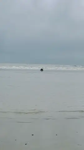 bahkan ombak besar juga tidak mau menelan orang yang lagi sujud kepada sang pencipta nya #sholat #viral #kuasaallah 