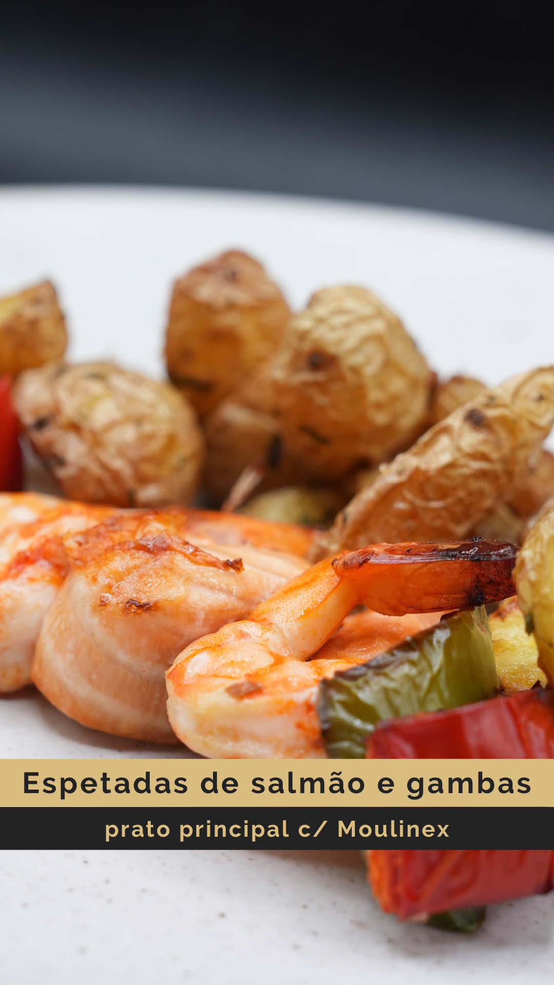 ESPETADAS DE SALMÃO E CAMARÃO Guarda a receita para fazeres mais tarde!!! 📌   Uma receita imperdível. 🤤 Simples, prática e deliciosa com a Dual Easy Fry & Grill da @moulinex_portugal. Esta air fryer tem capacidade para fazer refeições familiares completas com as suas duas cubas com quase nenhuma gordura! E podes preparar dois ingredientes diferentes que ficam prontos ao mesmo tempo.  Ingredientes (para 4 espetadas); - 300g de salmão - ⁠8 camarões - ⁠sal - ⁠azeite - ⁠pimenta preta - ⁠1 c. café de picante - ⁠sumo de meio limão - ⁠2 c. sopa de ponzu/soja - ⁠4 dentes de alho - ⁠20 batatas pequenas - ⁠1 c. Sopa de salsa fresca - ⁠1 c. chá de orégãos - ⁠pimento verde e vermelho (20 quadrados)   E agora…? Agora é a tua vez!!! 😏🫵🏽 #qchef #ochefemtuacasa #moulinex #dualeasyfryandgrill #espetadasdesalmaoegambas   