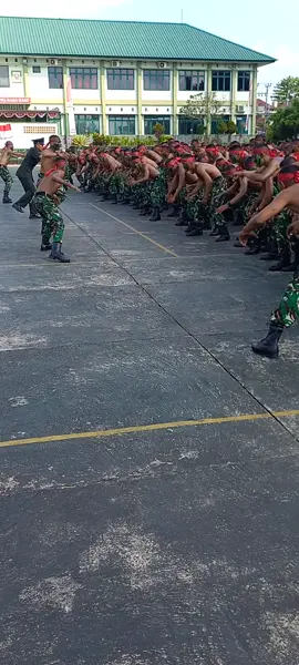 tetap semangat untuk menjaga NKRI #artist #olahraga #pecintatni🇮🇩🇮🇩✅👍👍 #komcad #tentaranasionalindonesia #fyp #tentara #fypシ゚viral #wara #gym 