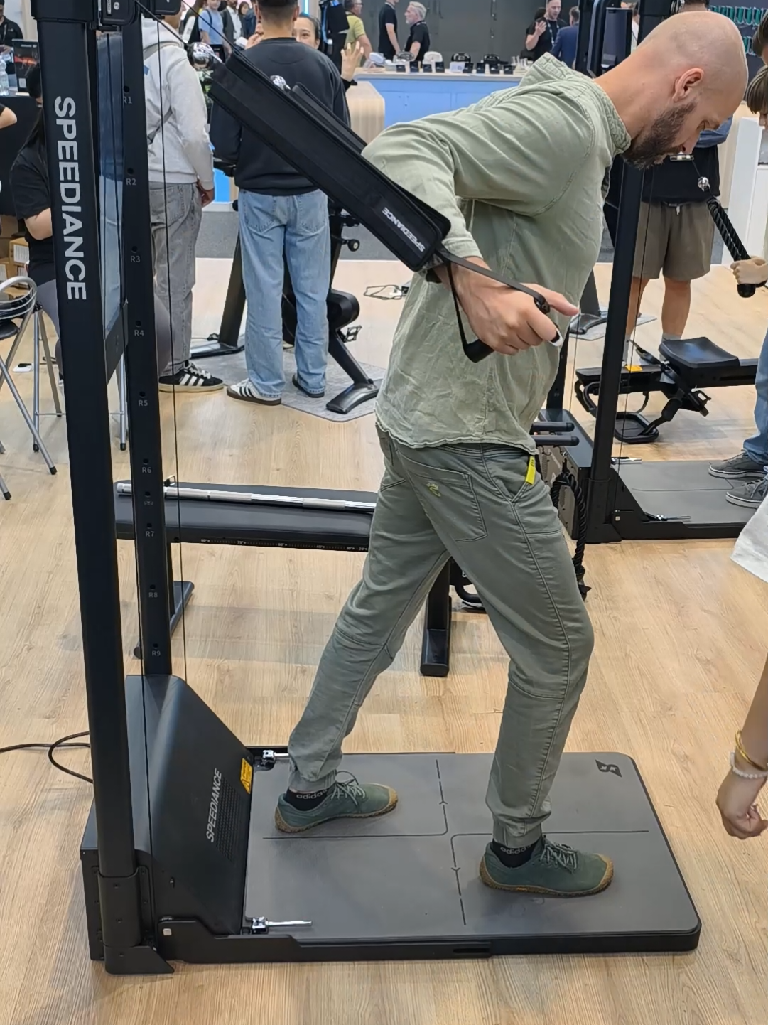 Das Ding ist wie Lego – nur halt für Muskeln. 🧱💪 Einfach umbauen, trainieren, fertig. Wer hätte sowas gern Zuhause ? Wer geht dann doch lieber ins Gym? #nerdsheaven #speediance #gymmonster2 @Speediance 