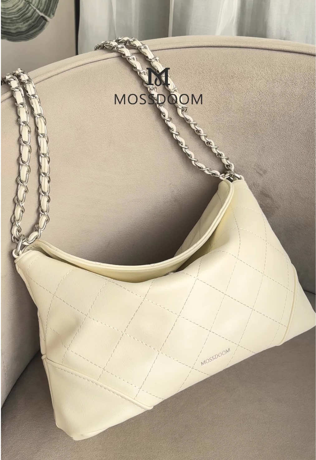 Sleek, bold, and versatile ✨ The Zeta Bag is made to elevate your style effortlessly. 👜 Cek profil kami untuk lihat koleksi tas menarik lainnya! 💖 #MossdoomIndonesia #TimelessElegance #PromoGuncang99 #WIBGajian #GAJIHIRING 