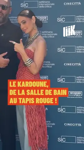🎬 Lors de la présentation de son film Roqya à la Mostra de Venise 2025, ✨ L’actrice algérienne Hanaa Mansour a porté un corset confectionné à partir du ruban traditionnel kardoune. 🧵 Utilisé en Algérie pour lisser les cheveux naturellement. 🪢 Ce ruban, symbole de soin et de transmission, devient ici une pièce de mode. 👗 Une création signée Adel Fouzi Chekroun, fondateur de la marque Arabia Couture. 🔥 Le corset en kardoune : vous validez ou pas ? 👀👇 