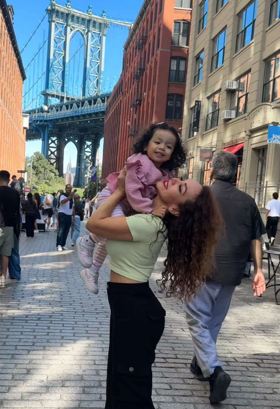 Mi muñequita hermosa ,llenas mi vida de felicidad y amor te amo,eres un regalo hermoso de Dios😍