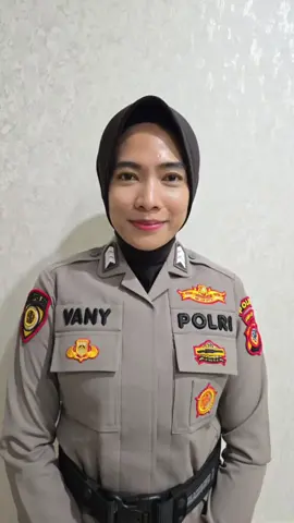 BRIGADIR VANY NUR FAKHRIYAH, QORIAH BERPRESTASI YANG MENGHARUMKAN NAMA POLDA JABAR DI PERINGATAN MAULID NABI MUHAMMAD 1447  BANDUNG, - Keagungan tilawah Al-Quran kembali mewarnai peringatan Maulid Nabi Muhammad SAW 1447 H di lingkungan Polda Jawa Barat. Sosok yang mencuri perhatian dan membanggakan jajaran Polda Jabar adalah Brigadir Vany Nur Fakhriyah, S.H., M.H., seorang qoriah berbakat yang berhasil mempersembahkan bacaan Al-Quran yang memukau hadirin saat acara Doa Bersama dan Peringatan Maulid Nabi Muhammad SAW  di Mapolda Jabar Minggu (7/9/2025) Kabid Humas Polda Jabar Kombes Pol. Hendra Rochmawan S.I.K., M.H mengatakan bahwa  Brigadir Vany Nur Fakhriyah, merupakan personel Polda Jawa Barat yang menjabat sebagai Ba Subbag Pangkat Bag Binkar Biro SDM. Di balik tugas administratifnya yang padat, ia memiliki kemampuan luar biasa dalam seni tilawah Al-Quran yang telah diasah bertahun- tahun. Latar belakang pendidikan hukumnya tercermin dari gelar Sarjana Hukum (S.H.) dan Magister Hukum (M.H.) yang disandangnya, menunjukkan dedikasi tinggi terhadap pengembangan diri baik dalam aspek profesional maupun spiritual. Yang membuat sosok Brigadir Vany begitu menginspirasi adalah kemampuannya memadukan karier sebagai anggota Polri dengan bakat spiritual yang dimilikinya. Sebagai Ba Subbag Pangkat di Bagian Pembinaan Karier Biro SDM, ia tidak hanya berkontribusi dalam aspek administratif kepegawaian, tetapi juga menjadi teladan dalam pengembangan nilai-nilai spiritual di lingkungan kerja. Prestasi di Peringatan Maulid Nabi 1447 H. Dalam acara peringatan Maulid Nabi Muhammad SAW 1447 H yang diselenggarakan Polda Jawa Barat, penampilan Brigadir Vany sebagai qoriah berhasil menyentuh hati seluruh hadirin. Lantunan ayat-ayat suci Al-Quran yang dibawakan dengan teknik tilawah yang sempurna menciptakan suasana khidmat dan penuh berkah. 