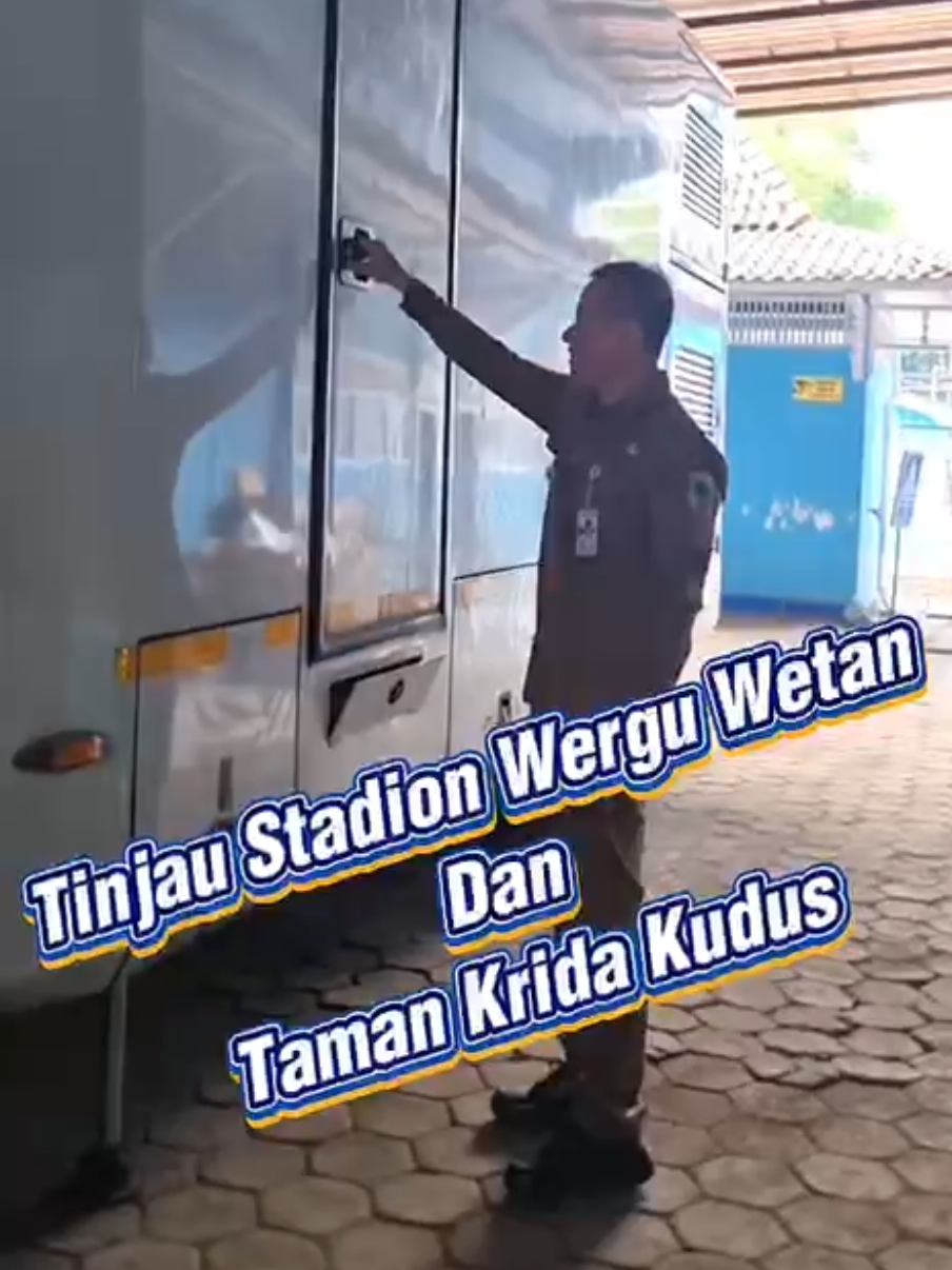 Bupati Kudus Sam’ani Intakoris hari ini, Senin (8/9/2025), meninjau langsung Stadion Wergu Wetan yang mendapatkan dukungan rehabilitasi dari Kementerian PU.  Stadion yang menjadi kebanggaan masyarakat Kudus ini diharapkan dapat menghadirkan sarana olahraga yang representatif sekaligus menjadi energi baru bagi Persiku dalam meraih prestasi yang membanggakan. Kehadiran stadion yang layak dan modern juga menjadi simbol komitmen pemerintah dalam mendukung potensi olahraga daerah. Selain itu, Bupati turut meninjau Taman Krida untuk untuk memastikan keamanan, kenyamanan, serta kelayakan fasilitas publik agar tetap terawat dan ramah bagi seluruh pengunjung. @SAI-Inovasi 