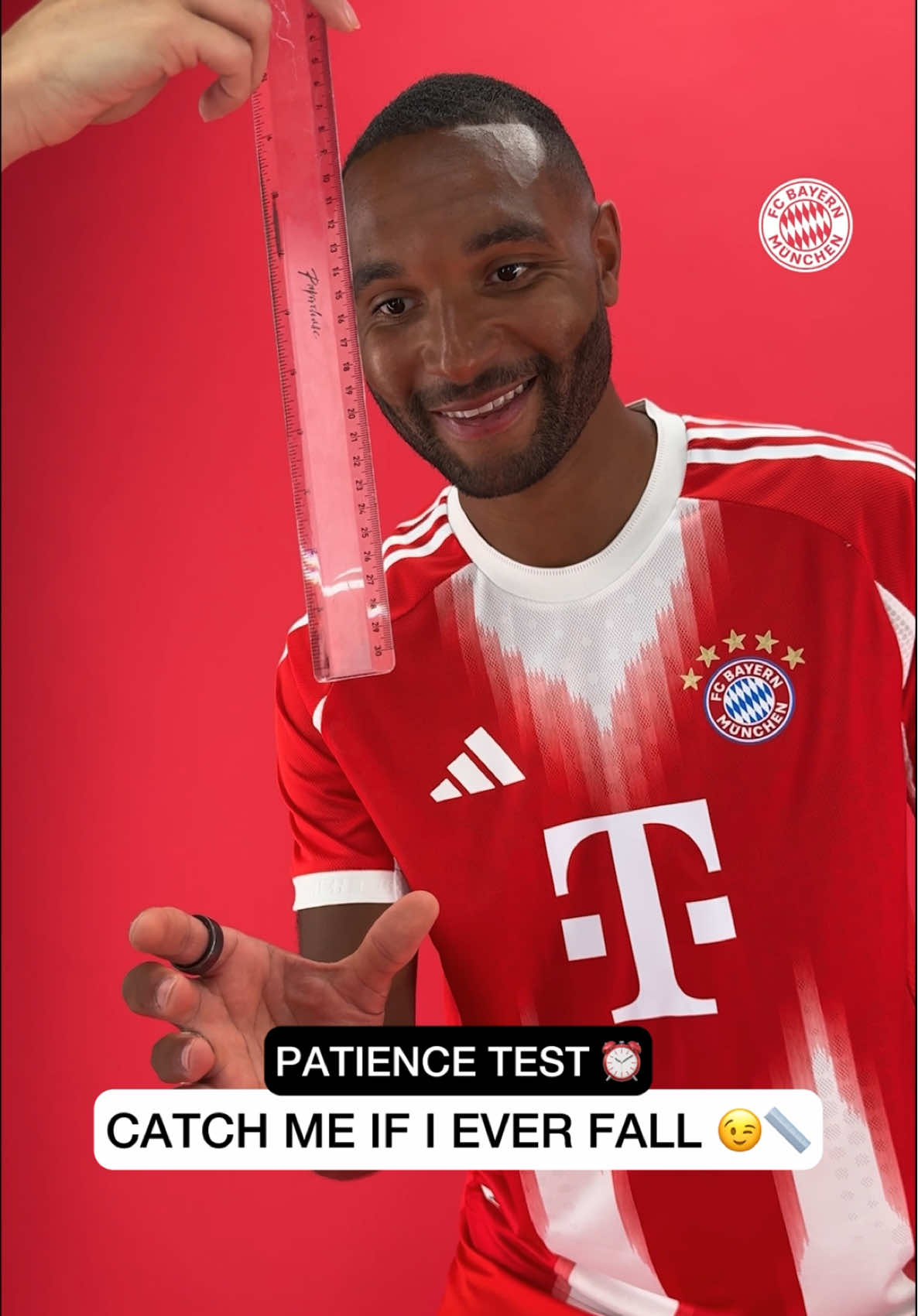 Testing 𝒑𝒂𝒕𝒊𝒆𝒏𝒄𝒆, not reflexes today. 😏📏 #FCBayern #Patience #RulerChallenge