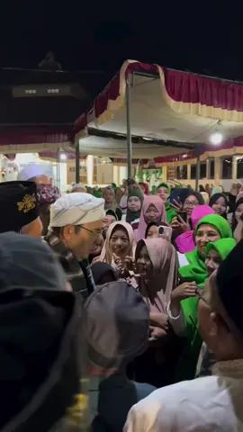 Syaikh  Dr. TGB. Muhammad Zainul Majdi  Di Pengulon, Gerokgak, Buleleng ada Majelis Taklim Nahdlatul Banat yang usianya sudah puluhan tahun. Anggotanya ibu-ibu senior.  Amalannya membaca hizib Nahdlatul Banat setiap minggu. Majelis ini juga melakukan program santunan secara berkala.  • Alhamdulillah, aktifitas sosial keagamaan seperti ini sangat berperan dalan memperkuat ketahanan umat.  . . #maulidnabimuhammadsaw #pengulon #bali #buleleng #nwdi 