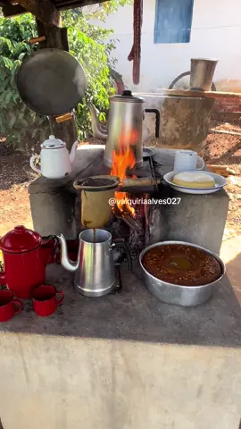 Café caipira da roça ☕️🙌🏻💯🥧🧀🌾🪵🙏🏼🤠🏡👍💯🍃🫖 Bom dia amigos , quem aí gosta de um cafezinho caipira raiz da roça feito no fogão a lenha 👍🙌🏻 #café #caipira #roça #vidanaroça #viraltiktok  ☕️👌👍🙌🏻💯🏡🥧👏🏻🌾🪵🧀🫖🍃