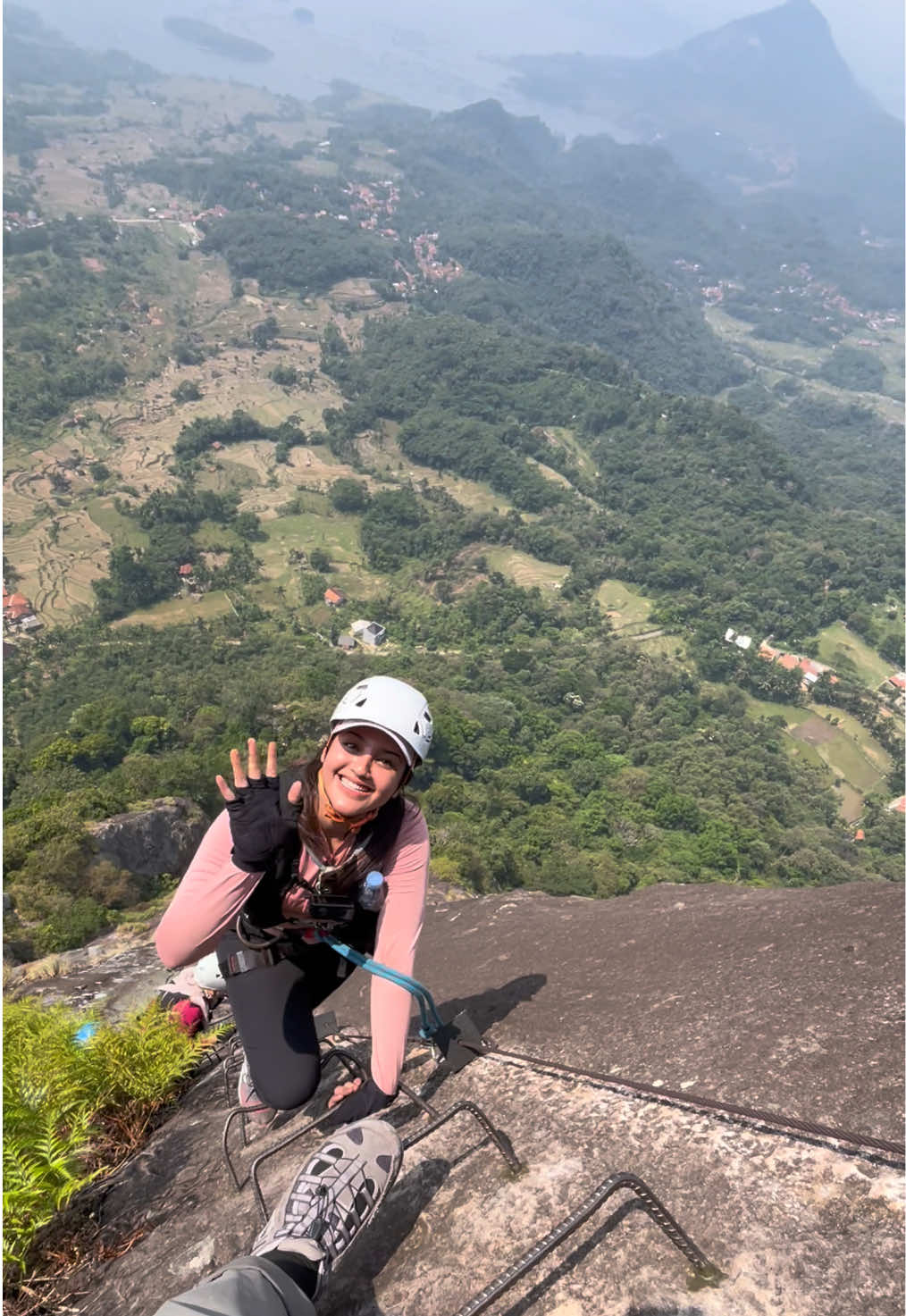 eh ketemu ka @Ameewa🦋 di tebing nih  #fyp #viaferrata #gunungparangbadega #tourguide #purwakarta 