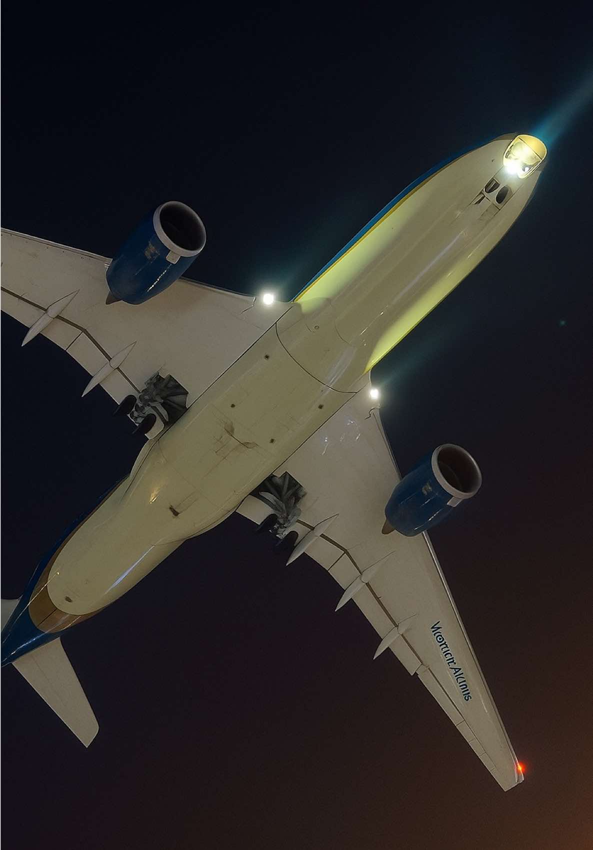 Vietnam Airlines Airbhs A350-941 hạ cánh xuống Tân Sơn Nhất trong màn đêm tại SG ✈️✈️✈️