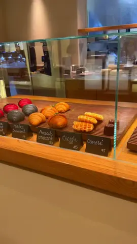 🌧️ Chiều mưa muộn, lạc vào Mille Mille Coffee ở Quận 3, mình thật sự bất ngờ… ☕ Menu nước giá từ 55k – 80k, bánh ngọt 50k – 100k. Mình thử Matcha và Coffee, vị khá “chuẩn chỉnh”, ra món nhanh và sạch sẽ. Nhân viên thì cực dễ thương 💚 📸 Không gian không quá “art” nhưng cute và có nhiều cây xanh, đặc biệt là visual big heart để check in. Mình đi khung 18–21h, thấy các bạn trẻ check in cực đông, vibe rất năng lượng. 🚗 Có hỗ trợ 5k/xe máy, nhưng nhớ gửi xe đầu hẻm 28 Trần Cao Vân rồi đi bộ vào số 32 nha. ✨ Tổng kết: 9/10 – nhất định sẽ quay lại! #millemillecoffee #reviewcafe #cafesaigon #checkinsaigon #cafequan3 