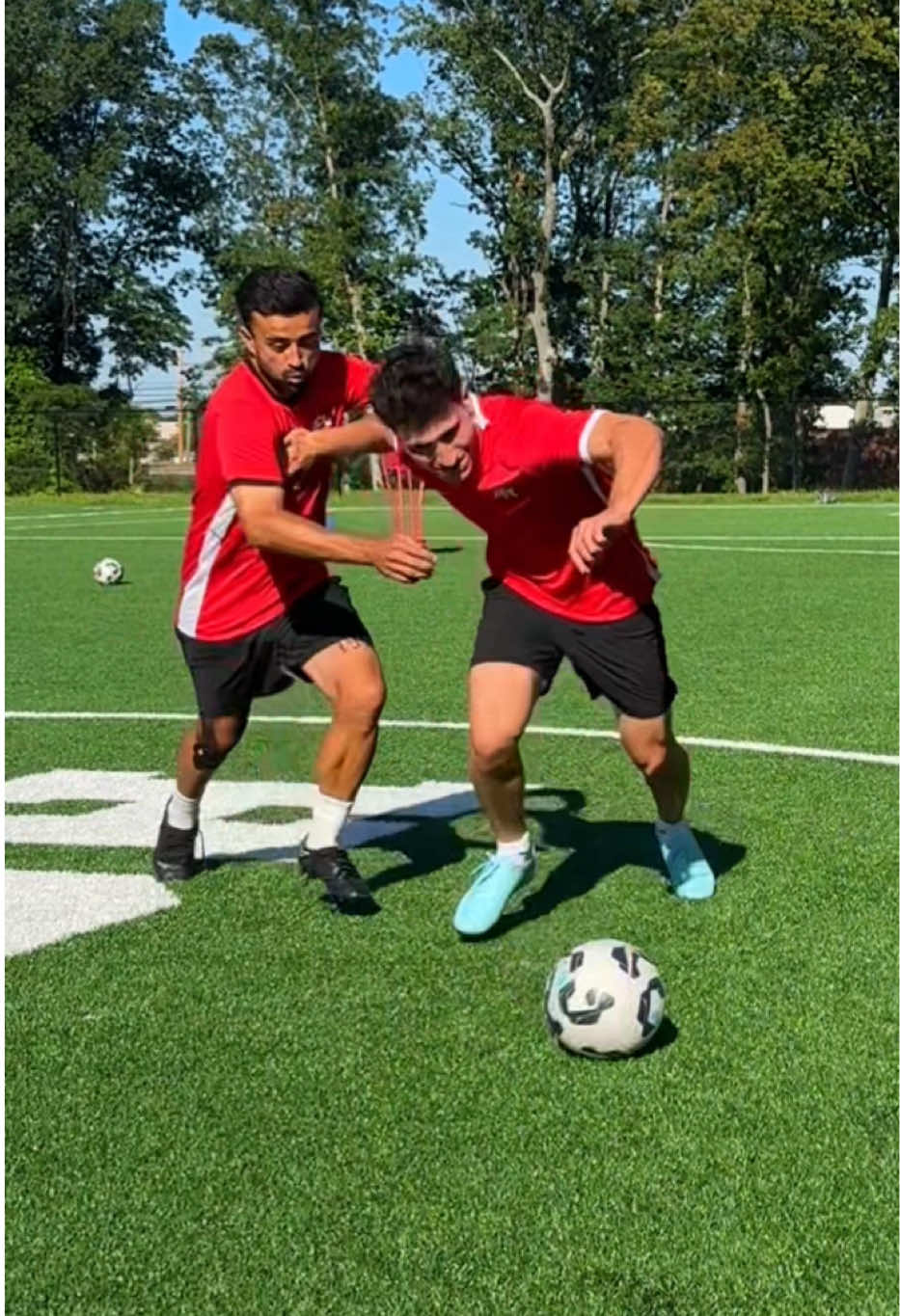 Start using your body like Neymar Jr. 🇧🇷 One of Neymar’s most underrated habits is the way he uses his arm to shield defenders every time they close in.🛡️ This extension of his arm allows him to keep his balance, hold off the defender, and give himself the space to get past the defender 💨⚽ Learn to use your arm the right way, and you’ll start pushing players off the ball. 💪 #Soccer #football #soccertiktok #neymar #neymarjr 
