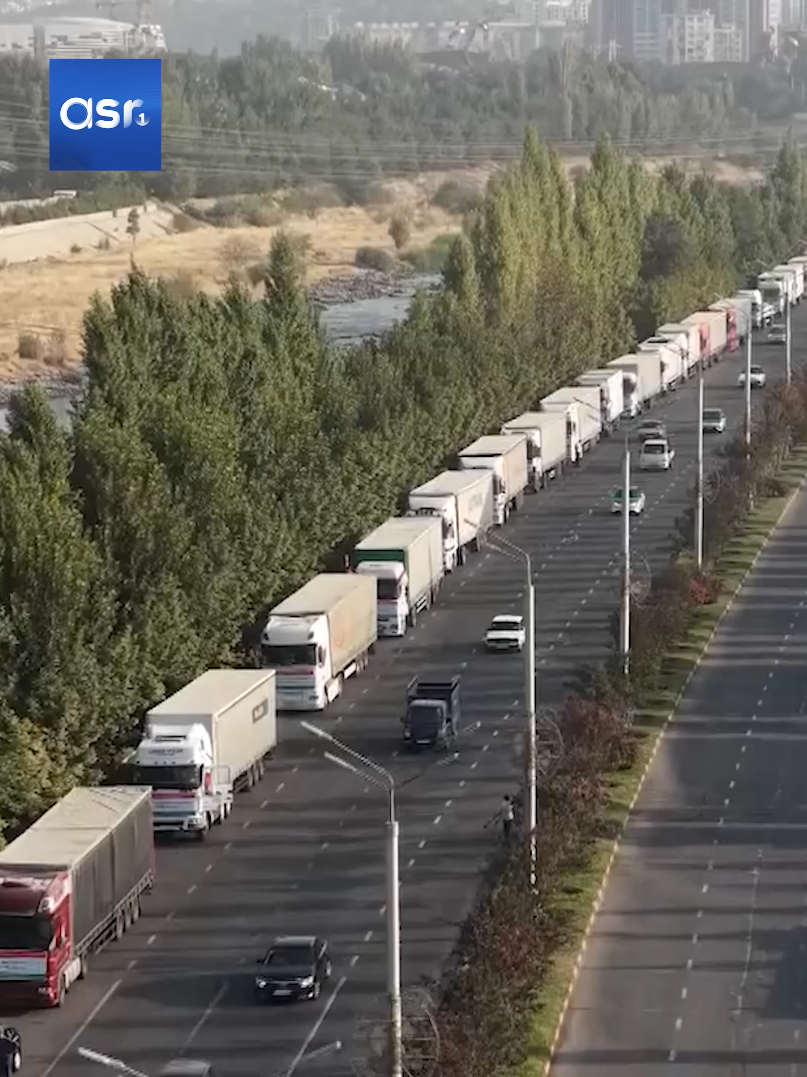 کمک محموله بزرگ کمک های بشردوستانه تاجیکستان راهی افغانستان شد. صبح امروز دوشنبه، ۱۷ سنبله ۱۴۰۴، بر اساس فرمان امامعلی رحمان، رییس‌ جمهور تاجیکستان، بیش از ۳ هزار تن کالای کمک‌های بشردوستانه این کشور برای آسیب دیدگان زلزله اخیر در شرق افغانستان ارسال شده است. این کمک‌ها شامل ۲۴ نوع کالا و وسایل ضروری مانند: آرد، روغن، شکر، برنج، لحاف و پتو، لباس و کفش برای کودکان، نوجوانان و بزرگسالان، چادر، مصالح ساختمانی، میله‌های فولادی، تخته، سنگ و سمنت و دیگر کالاها است. امامعلی رحمان، رئیس جمهوری تاجیکستان این اقدام را نشان‌دهنده دلسوزی مردم تاجیکستان نسبت به مردم افغانستان و سیاست انسانی و همسایه‌دوستانه تاجیکستان عنوان کرده است. #news #عاجل #تیک_تاک_افغانی #afghanistan #خبر_عاجل