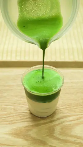 Bày đặt rót cao rót thấp rồi run tay 😇🍵 #matcha 