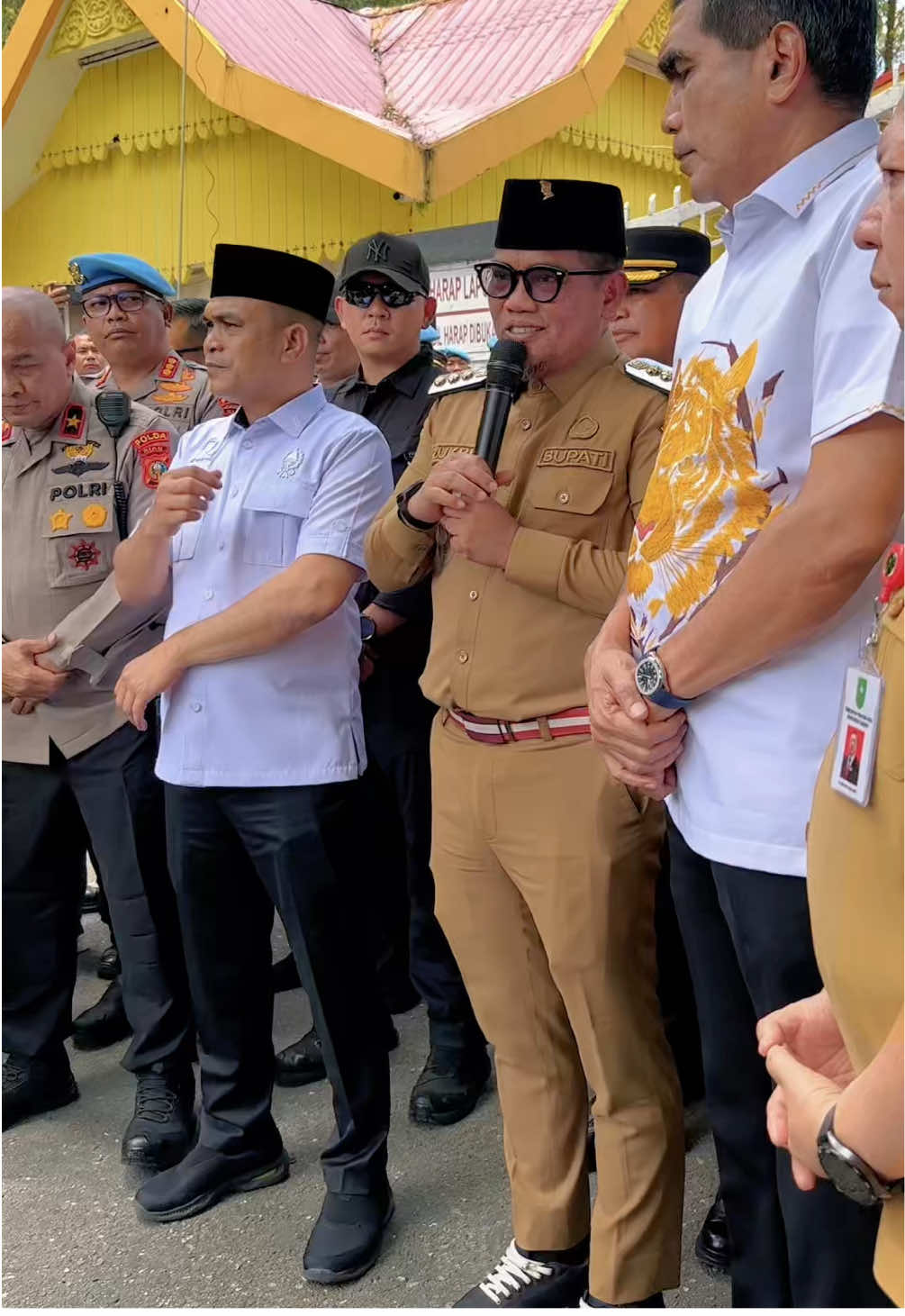 Pada hari ini saya berkesempatan menemui Aliansi Mahasiswa dan Masyarakat Pelalawan (AMMP) yang melakukan aksi damai di depan Kantor DPRD Riau. Dengan penuh empati, saya mendengarkan keresahan yang mereka sampaikan, sekaligus memastikan bahwa aspirasi tersebut akan saya bawa hingga ke pemerintah pusat, agar penyelesaiannya tidak dilakukan secara sepihak.