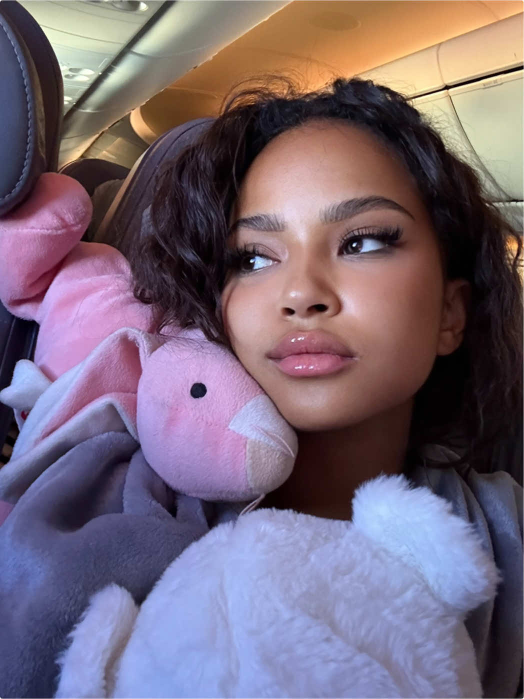 GRWM in the plane #mannequin #pourtoii #makeup #travel #grwm #avion 