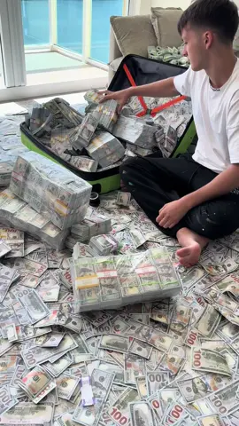 Still like it 😎💸 #moneytok #cashbag #richvibes #luxurylifestyle #bagsecured     