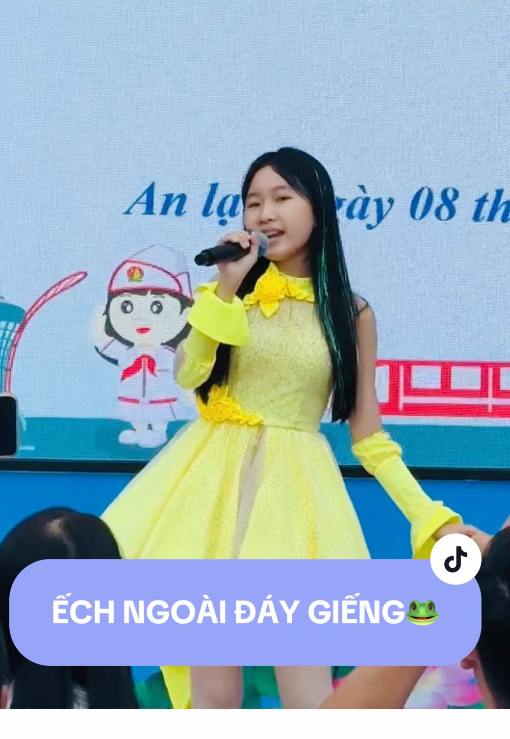 Ếch ngoài đáy giếng chào năm học mới nha 🐸. Cây nhà lá vườn trong buổi sinh hoạt đầu tuần của trường em ạ😍 #CandyNgocHa #metub #phuongmychi #nhachaymoingay #echngoaidaygieng 