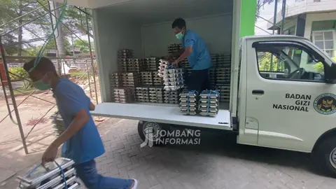 MBG KACAU Setelah sepekan berjalan, kekacauan dalam pendistribusian Makan Bergizi Gratis (MBG) di Jombang masih terus terjadi. Seperti di SMPN 1 Jombang ini misalnya, makanan yang seharusnya dibagikan kepada siswa jam 9 pagi datangnya selalu telat hingga jam 12 siang. Bahkan keterlambatan tsb ternyata terjadi setiap hari dan pihak pengelola MBG tak kunjung melakukan perbaikan. Setelah sepekan MBG disdistribukan, Dewan Pendidikan Kab Jombang mencatat telah terjadi berbagai persoalan, diantaranya adalah adanya lauk yang basi, buah yang nyaris busuk, jumlah makanan yang kurang hingga ratusan box sehingga ratusan siswa tak makan siang hingga keterlambatan pengiriman yang terus terjadi setiap hari. Dikawal oleh Dewan Pendidikan, Kepala SMPN 1 Jombang berharap pihak pengelola SPPG melakukan perbaikan layanannya agar lebih baik dan tepat waktu. ----------- #jombangtiktok #jombang #fypシ゚viral #fypシ #fyp 