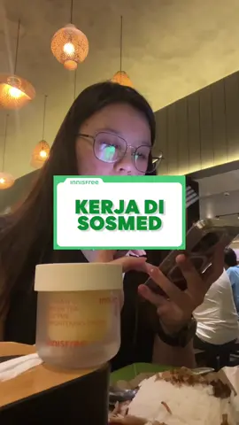 POV: kerja di bidang Social Media 🙂‍↔️ Harus siap ngedit dan cari ide dimana aja dan kapan aja 😭  #INNISFREE #INNISFREEIndonesia #SocialMedia 