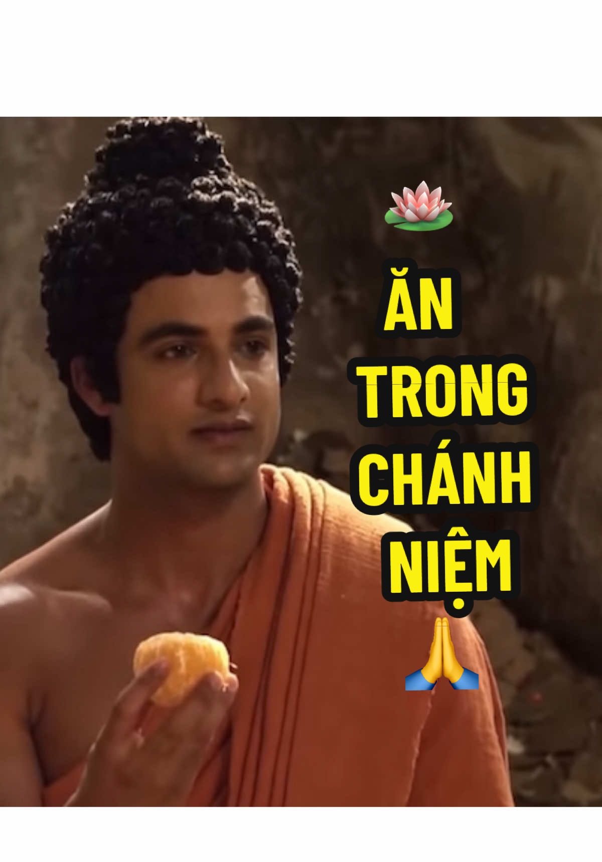 ĂN TRONG CHÁNH NIỆM – THẤY ĐƯỢC CẢ VŨ TRỤ TRONG MỘT MIẾNG ĂN.  Đức Phật dạy: khi chúng ta ăn mà tâm phóng đi muôn hướng – nghĩ về quá khứ, lo lắng tương lai – thì ta không thật sự hiện hữu. Thức ăn trước mắt chỉ là cái bóng, và chính ta cũng chỉ là cái bóng. Nhưng khi ăn trong chánh niệm: 👉 Ta cảm nhận rõ ràng hương vị, màu sắc, sự tươi mát của từng miếng ăn. 👉 Ta thấy trong hạt cơm, múi quýt có cả ánh mặt trời, cơn mưa, đất lành, công sức của bao con người. 👉 Ta nhận ra mọi sự sống liên hệ mật thiết với nhau – ta và vạn vật vốn không rời nhau. Ăn trong chánh niệm không chỉ là nuôi thân, mà còn là nuôi dưỡng tâm từ bi và trí tuệ. • Nuôi thân bằng năng lượng tinh khiết từ thiên nhiên. • Nuôi tâm bằng lòng biết ơn, sự an trú trong hiện tại. Phật dạy: “Đừng tìm hạnh phúc ở ngày mai, vì hạnh phúc có thể có mặt ngay trong miếng ăn hôm nay.” 👉 Khi ta biết ăn trong chánh niệm, mỗi bữa cơm không còn là thói quen, mà trở thành một buổi thiền – nơi thân và tâm cùng được chữa lành. ⸻ #phatphapnhiemmau #loiphatday #thien #fyp #xuhuong 