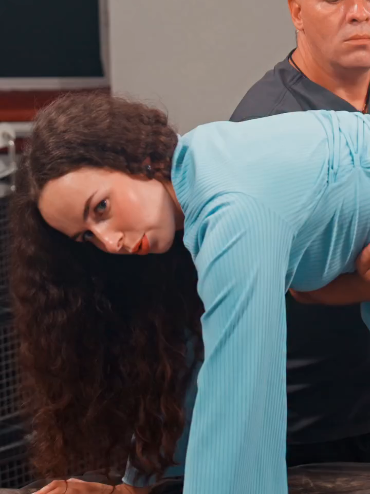 Rolling arcs, targeted adjustment—poise and ease return. #rollingstretch #manualadjustment #spinecare #mobility #wellness #deepwork #smoothlines #posturefix #recovery #ease