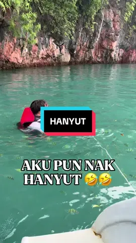 Adventure Starts! Stay Tune For Full Video On October ✨ Budak selalunya mmg suka aktiviti laut tau, sbb tu selalu bawa kakak naura mai langkawi 😬 Masalahnya dia lagi berani dari pakcik dia 🤣 Dah tu, ingatkan dia tak boleh berenang ke boat, lahhh dia boleh ja rupanya hahahahahahahahah Ampunkan gelak kami, sbb tak tahan tengok adik kami gelabah. Hahahaha #redbus #redbusmalaysia #langkawi #fyp