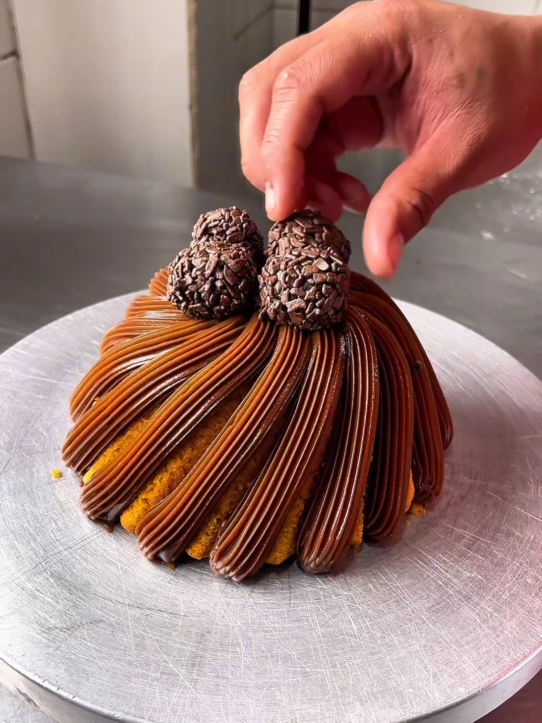 bolo de cenoura  receita  2 cenoura grande  8 ovos  450g de açúcar  250g de óleo  Misturar tudo muito bem  depois adicione o líquido em um recipiente  e adicione 500g de trigo  e 1 colher de fermento químico em pó  Assar por aproximadamente 30 minutos ou mais  temperatura 160 a 170 #receita #receitasimples #sobremesa #bolo #culinaria 