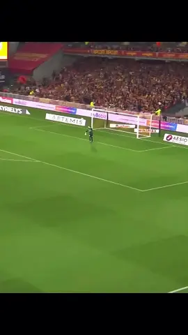 Embarrassing Goalkeeper Moments 😅 #respect #footballmoments #pourtoi #foryoupage #fan #surprise 