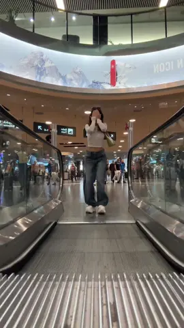 I did it again, but now in Switzerland 🇨🇭 #DanceInPublic #DancingOnTheEscalator 
