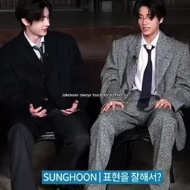 Is that love sign ??? “First, they always watch each other, then the next thing is they always touch each other.” #sungjake #jakehoon #enhypen #tiktok #fyp 