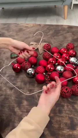 Decoração de Natal gastando pouco? Temos SIM! 🥰🙌 Olha só essa guirlanda linda que eu mesma fiz com um kit baratinho da Shopee 👀🎄 🔥 Segue o perfil porque vai ter várias dicas fáceis e criativas pra deixar sua casa no clima natalino sem gastar muito 💕 👉 Link nos comentários!