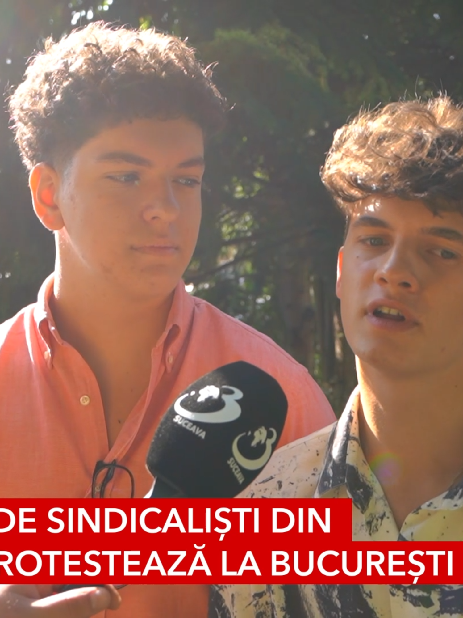 Început de an școlar atipic, între austeritate și proteste Programul festivităților de început de an școlar a fost schimbat de protestul din București al cadrelor didactice și de boicotarea primei zile de școală. Câteva instituții au organizat festivități normale, dar în majoritatea unităților de învățământ, elevii nu au mai avut parte de inaugurări cu invitați și discursuri, ci doar de o întâlnire la clasă cu profesorii diriginți.